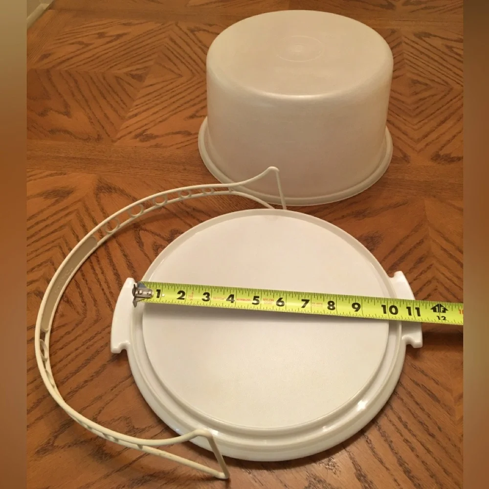 Tupperware 10” cake carrier with carrying handle.